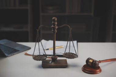 Yargıç çekici, adalet terazisi, hukuk kitabı, dizüstü bilgisayar ve hukuk ve adalet kavramına sahip sözleşme belgeleri..