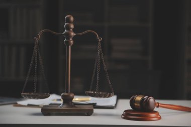 Yargıç çekici, adalet terazisi, hukuk kitabı, dizüstü bilgisayar ve hukuk ve adalet kavramına sahip sözleşme belgeleri..