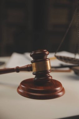 Yargıç çekici, adalet terazisi, hukuk kitabı, dizüstü bilgisayar ve hukuk ve adalet kavramına sahip sözleşme belgeleri..