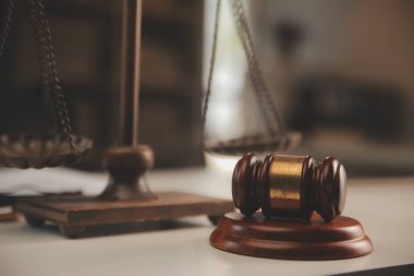 Yargıç çekici, adalet terazisi, hukuk kitabı, dizüstü bilgisayar ve hukuk ve adalet kavramına sahip sözleşme belgeleri..