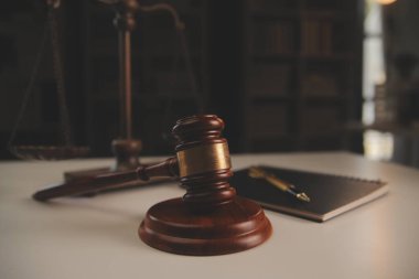 Yargıç çekici, adalet terazisi, hukuk kitabı, dizüstü bilgisayar ve hukuk ve adalet kavramına sahip sözleşme belgeleri..