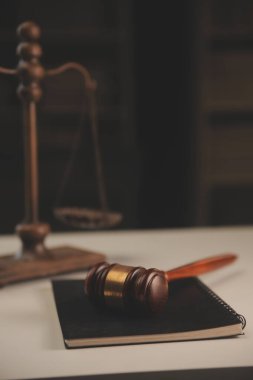 Yargıç çekici, adalet terazisi, hukuk kitabı, dizüstü bilgisayar ve hukuk ve adalet kavramına sahip sözleşme belgeleri..