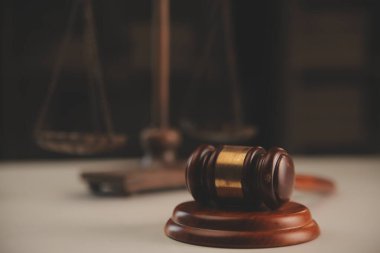 Yargıç çekici, adalet terazisi, hukuk kitabı, dizüstü bilgisayar ve hukuk ve adalet kavramına sahip sözleşme belgeleri..