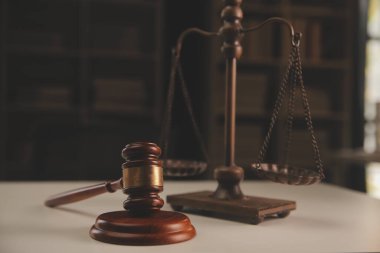 Yargıç çekici, adalet terazisi, hukuk kitabı, dizüstü bilgisayar ve hukuk ve adalet kavramına sahip sözleşme belgeleri..