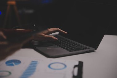 İş kadını, ofis ve iş geçmişinde, vergi, muhasebe, istatistik ve analitik araştırma kavramında matematik finansmanı için hesap makinesi kullanıyor.