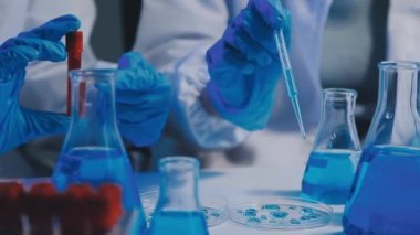 Yakın plan - Kimyasal sıvıyla test yapan laboratuvar asistanının görüntüsü