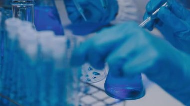 Test tüpüyle çalışan laboratuar asistanı