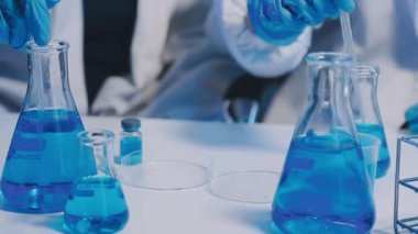 Laboratuvar cam ve mavi sıvı.