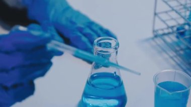 Laboratuvarda mavi sıvıya yakın çekim