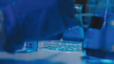 Laboratuvardaki mavi sıvılı laboratuvar camı..