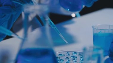 Laboratuvar camı, mavi arka plan. Bilim ve Tıp Konsepti.