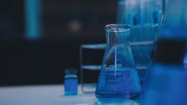 Laboratuvar camları, test tüpleri ve renkli sıvılar laboratuvarda.