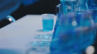 Bir şişe sıvıyla bardağı kapat.