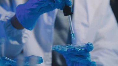 Laboratuvarda çalışan bilim adamı