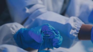 Mavi ve beyaz eldivenleri kapatın.