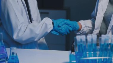Erkek bilim adamı laboratuarda çalışıyor.