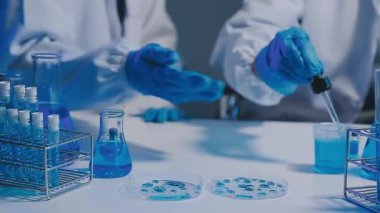 Mavi gözlüklü ve koruyucu maskeli bilim adamı