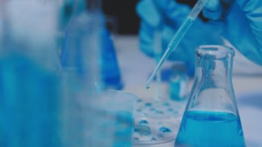 Laboratuvarda mavi sıvı.
