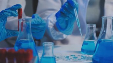 Laboratuvarda çalışan bilim adamı.