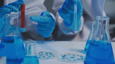 Kapat. Laboratuvardaki bilim adamı. Bilim ve sağlık kavramı