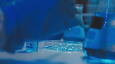 Laboratuvarda elinde test tüpü tutan bilim adamının yakın çekimi.