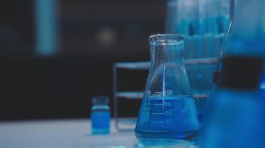 Laboratuvarda bilim adamı