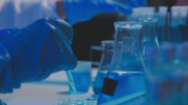 Laboratuvarda laboratuvar asistanı.