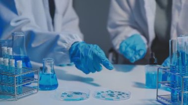 Kapat. Laboratuvarda bir bilim adamı. Fotoğraf metnin için bir kopya boşluğudur.