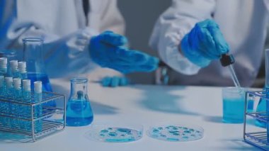 Laboratuvar çalışanı bir numuneyle çalışıyor. laboratuvar araştırması, geliştirme, kimyasal araştırma.