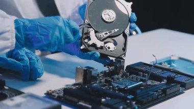 Adamın eli bilgisayarda çalışıyor.