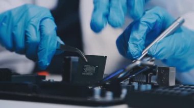 Elinde test tüpü tutan tıbbi eldivenli bir teknisyenin yakın görüntüsü.