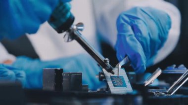Elektronik devre tutan teknisyen