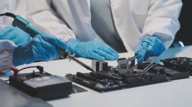 Bilgisayar laboratuvarında çalışan mühendis..