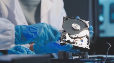 Dijital tablet tutan teknisyen