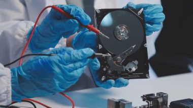 teknisyen sürücüyü tamir ediyor