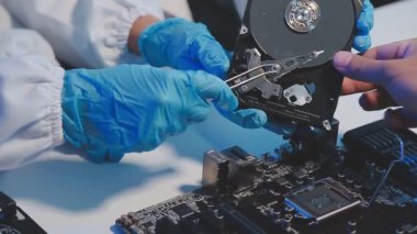 Sabit diski tamir eden teknisyen