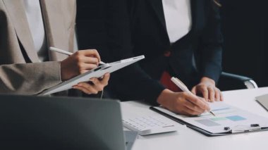 İş adamları birlikte çalışıyor.