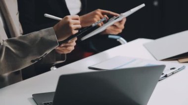 Ofiste çalışan işadamı tablet ve dizüstü bilgisayar kullanıyor