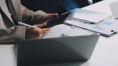 Kapat - iş adamlarının ellerini masaya koy.