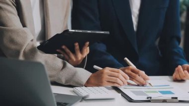 Kapat. Ofiste çalışan iş ekibi.