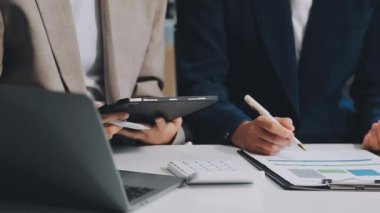 Genç İşadamları yeni bir proje tartışıyor