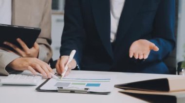 Kapat. Ofiste birlikte çalışan iki iş adamı..