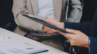 Kapat. Ofisteki iş adamlarının el sıkışması. iş kavramı