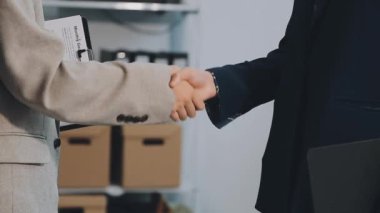 Modern ofiste el sıkışan işadamı, yakın plan.