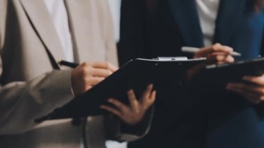 İşadamı kağıda yazıyor.