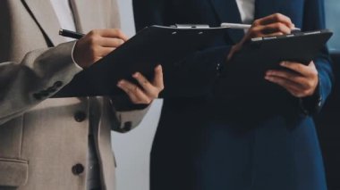 Ofiste belgelerle çalışan iş kadınları