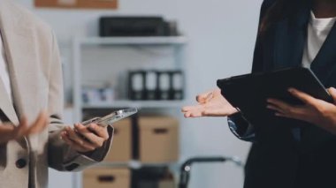 İş adamları modern ofiste dijital tablet kullanıyorlar..