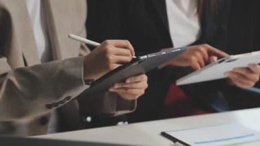 Tablet bilgisayarla çalışan iş adamlarının kapatılması