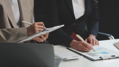 Modern ofiste dizüstü bilgisayarla çalışan iş kadınları, iş konsepti