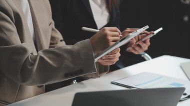 İş kadını ofiste deftere notlar yazıyor..